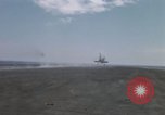 Standbild Kampfflugzeuge eingeleitet von USS Constellation (CVA-64) South China Sea, 1967, aus Sekunde 55 historischem Filmmaterial Videoclip 65675023718