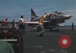 Standbild Kampfflugzeuge eingeleitet von USS Constellation (CVA-64) South China Sea, 1967, aus Sekunde 59 historischem Filmmaterial Videoclip 65675023718