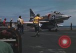 Standbild Kampfflugzeuge eingeleitet von USS Constellation (CVA-64) South China Sea, 1967, aus Sekunde 61 historischem Filmmaterial Videoclip 65675023718