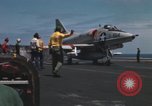 Standbild Kampfflugzeuge eingeleitet von USS Constellation (CVA-64) South China Sea, 1967, aus Sekunde 62 historischem Filmmaterial Videoclip 65675023718