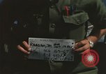 Immagine di Piano capitani tendente a loro aeromobili sulla USS Constellation Sul mare del sud della Cina, 1967, secondo 4 filmato di repertorio 65675023719