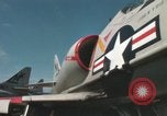 Immagine di Piano capitani tendente a loro aeromobili sulla USS Constellation Sul mare del sud della Cina, 1967, secondo 7 filmato di repertorio 65675023719
