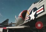 Immagine di Piano capitani tendente a loro aeromobili sulla USS Constellation Sul mare del sud della Cina, 1967, secondo 8 filmato di repertorio 65675023719