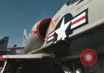 Immagine di Piano capitani tendente a loro aeromobili sulla USS Constellation Sul mare del sud della Cina, 1967, secondo 10 filmato di repertorio 65675023719
