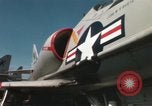 Immagine di Piano capitani tendente a loro aeromobili sulla USS Constellation Sul mare del sud della Cina, 1967, secondo 11 filmato di repertorio 65675023719