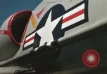 Immagine di Piano capitani tendente a loro aeromobili sulla USS Constellation Sul mare del sud della Cina, 1967, secondo 15 filmato di repertorio 65675023719