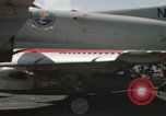 Immagine di Piano capitani tendente a loro aeromobili sulla USS Constellation Sul mare del sud della Cina, 1967, secondo 20 filmato di repertorio 65675023719
