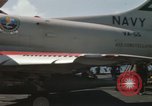 Immagine di Piano capitani tendente a loro aeromobili sulla USS Constellation Sul mare del sud della Cina, 1967, secondo 21 filmato di repertorio 65675023719