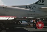 Immagine di Piano capitani tendente a loro aeromobili sulla USS Constellation Sul mare del sud della Cina, 1967, secondo 22 filmato di repertorio 65675023719