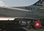 Immagine di Piano capitani tendente a loro aeromobili sulla USS Constellation Sul mare del sud della Cina, 1967, secondo 23 filmato di repertorio 65675023719