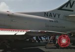 Immagine di Piano capitani tendente a loro aeromobili sulla USS Constellation Sul mare del sud della Cina, 1967, secondo 24 filmato di repertorio 65675023719