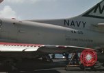 Immagine di Piano capitani tendente a loro aeromobili sulla USS Constellation Sul mare del sud della Cina, 1967, secondo 25 filmato di repertorio 65675023719