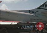 Immagine di Piano capitani tendente a loro aeromobili sulla USS Constellation Sul mare del sud della Cina, 1967, secondo 26 filmato di repertorio 65675023719