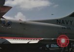 Immagine di Piano capitani tendente a loro aeromobili sulla USS Constellation Sul mare del sud della Cina, 1967, secondo 27 filmato di repertorio 65675023719