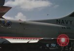 Immagine di Piano capitani tendente a loro aeromobili sulla USS Constellation Sul mare del sud della Cina, 1967, secondo 28 filmato di repertorio 65675023719