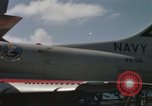 Immagine di Piano capitani tendente a loro aeromobili sulla USS Constellation Sul mare del sud della Cina, 1967, secondo 29 filmato di repertorio 65675023719