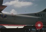 Immagine di Piano capitani tendente a loro aeromobili sulla USS Constellation Sul mare del sud della Cina, 1967, secondo 30 filmato di repertorio 65675023719