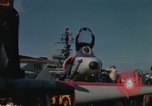 Immagine di Piano capitani tendente a loro aeromobili sulla USS Constellation Sul mare del sud della Cina, 1967, secondo 31 filmato di repertorio 65675023719