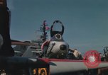 Immagine di Piano capitani tendente a loro aeromobili sulla USS Constellation Sul mare del sud della Cina, 1967, secondo 32 filmato di repertorio 65675023719