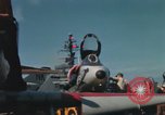 Immagine di Piano capitani tendente a loro aeromobili sulla USS Constellation Sul mare del sud della Cina, 1967, secondo 34 filmato di repertorio 65675023719
