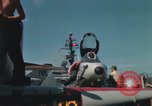 Immagine di Piano capitani tendente a loro aeromobili sulla USS Constellation Sul mare del sud della Cina, 1967, secondo 35 filmato di repertorio 65675023719