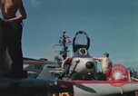 Immagine di Piano capitani tendente a loro aeromobili sulla USS Constellation Sul mare del sud della Cina, 1967, secondo 36 filmato di repertorio 65675023719