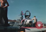 Immagine di Piano capitani tendente a loro aeromobili sulla USS Constellation Sul mare del sud della Cina, 1967, secondo 37 filmato di repertorio 65675023719