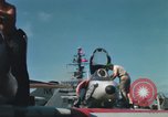 Immagine di Piano capitani tendente a loro aeromobili sulla USS Constellation Sul mare del sud della Cina, 1967, secondo 39 filmato di repertorio 65675023719
