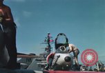 Immagine di Piano capitani tendente a loro aeromobili sulla USS Constellation Sul mare del sud della Cina, 1967, secondo 40 filmato di repertorio 65675023719