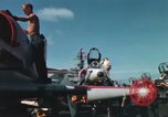 Immagine di Piano capitani tendente a loro aeromobili sulla USS Constellation Sul mare del sud della Cina, 1967, secondo 43 filmato di repertorio 65675023719