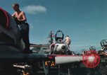 Immagine di Piano capitani tendente a loro aeromobili sulla USS Constellation Sul mare del sud della Cina, 1967, secondo 44 filmato di repertorio 65675023719