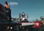 Immagine di Piano capitani tendente a loro aeromobili sulla USS Constellation Sul mare del sud della Cina, 1967, secondo 45 filmato di repertorio 65675023719