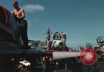 Immagine di Piano capitani tendente a loro aeromobili sulla USS Constellation Sul mare del sud della Cina, 1967, secondo 47 filmato di repertorio 65675023719