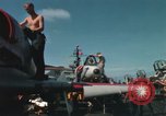 Immagine di Piano capitani tendente a loro aeromobili sulla USS Constellation Sul mare del sud della Cina, 1967, secondo 48 filmato di repertorio 65675023719