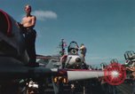 Immagine di Piano capitani tendente a loro aeromobili sulla USS Constellation Sul mare del sud della Cina, 1967, secondo 50 filmato di repertorio 65675023719
