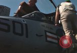 Immagine di Piano capitani tendente a loro aeromobili sulla USS Constellation Sul mare del sud della Cina, 1967, secondo 52 filmato di repertorio 65675023719