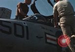 Immagine di Piano capitani tendente a loro aeromobili sulla USS Constellation Sul mare del sud della Cina, 1967, secondo 54 filmato di repertorio 65675023719