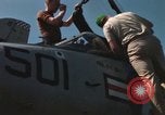 Immagine di Piano capitani tendente a loro aeromobili sulla USS Constellation Sul mare del sud della Cina, 1967, secondo 56 filmato di repertorio 65675023719