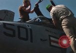 Immagine di Piano capitani tendente a loro aeromobili sulla USS Constellation Sul mare del sud della Cina, 1967, secondo 57 filmato di repertorio 65675023719
