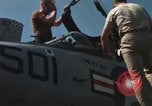 Immagine di Piano capitani tendente a loro aeromobili sulla USS Constellation Sul mare del sud della Cina, 1967, secondo 58 filmato di repertorio 65675023719
