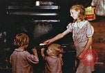 Standbild Koch Stove in Harlan Harlan Kentucky USA, 1942, aus Sekunde 9 historischem Filmmaterial Videoclip 65675023723