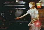 Standbild Koch Stove in Harlan Harlan Kentucky USA, 1942, aus Sekunde 25 historischem Filmmaterial Videoclip 65675023723