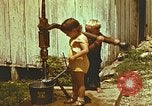 Standbild der Handpumpe Harlan Kentucky USA, 1942, aus Sekunde 3 historischem Filmmaterial Videoclip 65675023724