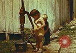 Standbild der Handpumpe Harlan Kentucky USA, 1942, aus Sekunde 4 historischem Filmmaterial Videoclip 65675023724