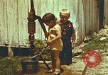 Standbild der Handpumpe Harlan Kentucky USA, 1942, aus Sekunde 6 historischem Filmmaterial Videoclip 65675023724