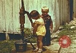 Standbild der Handpumpe Harlan Kentucky USA, 1942, aus Sekunde 7 historischem Filmmaterial Videoclip 65675023724