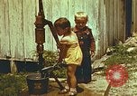 Standbild der Handpumpe Harlan Kentucky USA, 1942, aus Sekunde 8 historischem Filmmaterial Videoclip 65675023724