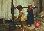Standbild der Handpumpe Harlan Kentucky USA, 1942, aus Sekunde 11 historischem Filmmaterial Videoclip 65675023724