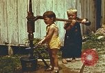 Standbild der Handpumpe Harlan Kentucky USA, 1942, aus Sekunde 12 historischem Filmmaterial Videoclip 65675023724