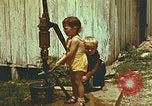Standbild der Handpumpe Harlan Kentucky USA, 1942, aus Sekunde 13 historischem Filmmaterial Videoclip 65675023724